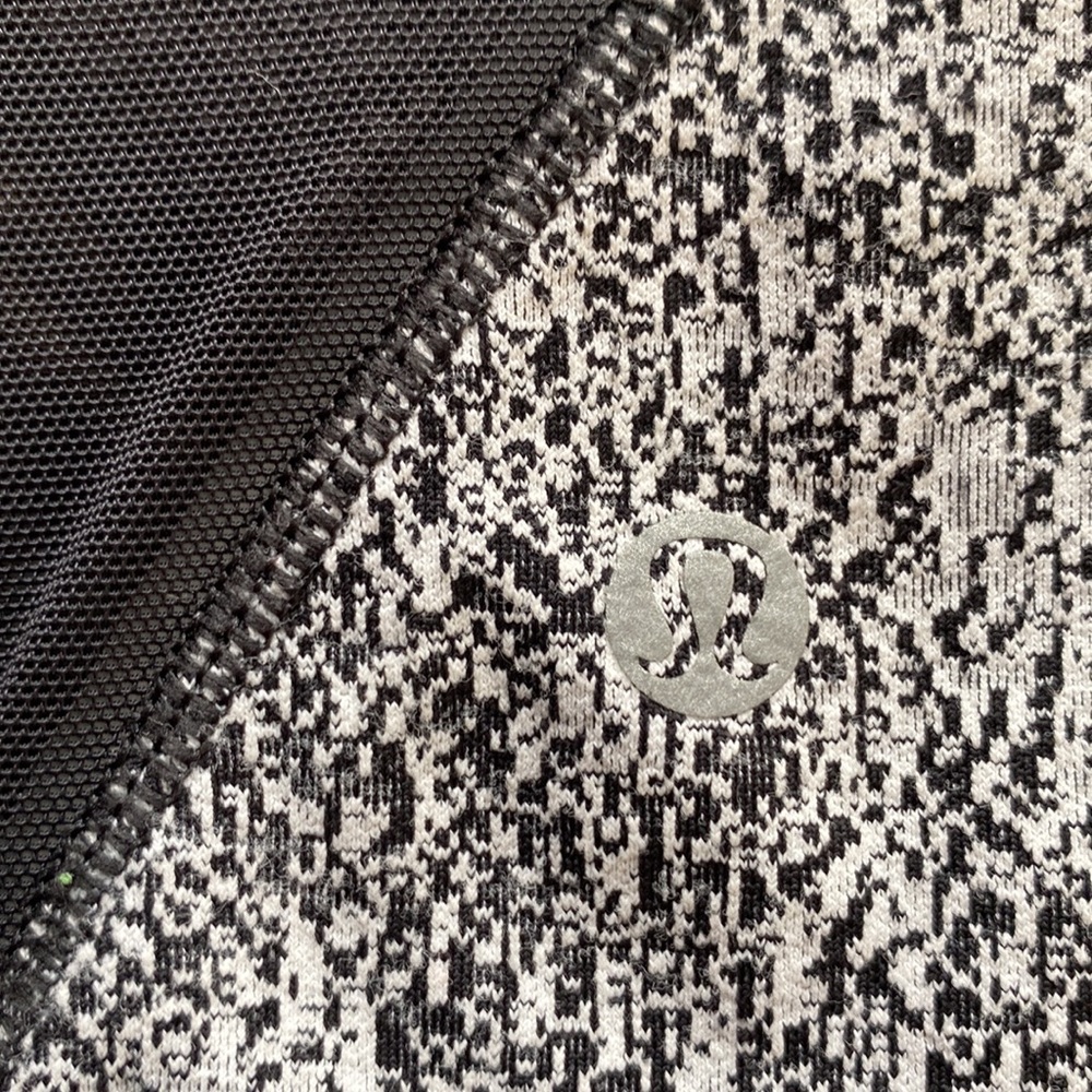 ✨Lululemon Athletica Outrun Tight Sz 4✨ - Picture 8 of 10